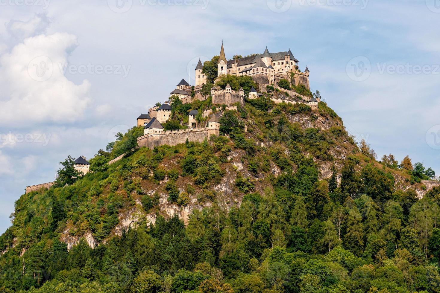 parte superior do castelo hochosterwitz na colina da montanha na Áustria - imagem foto