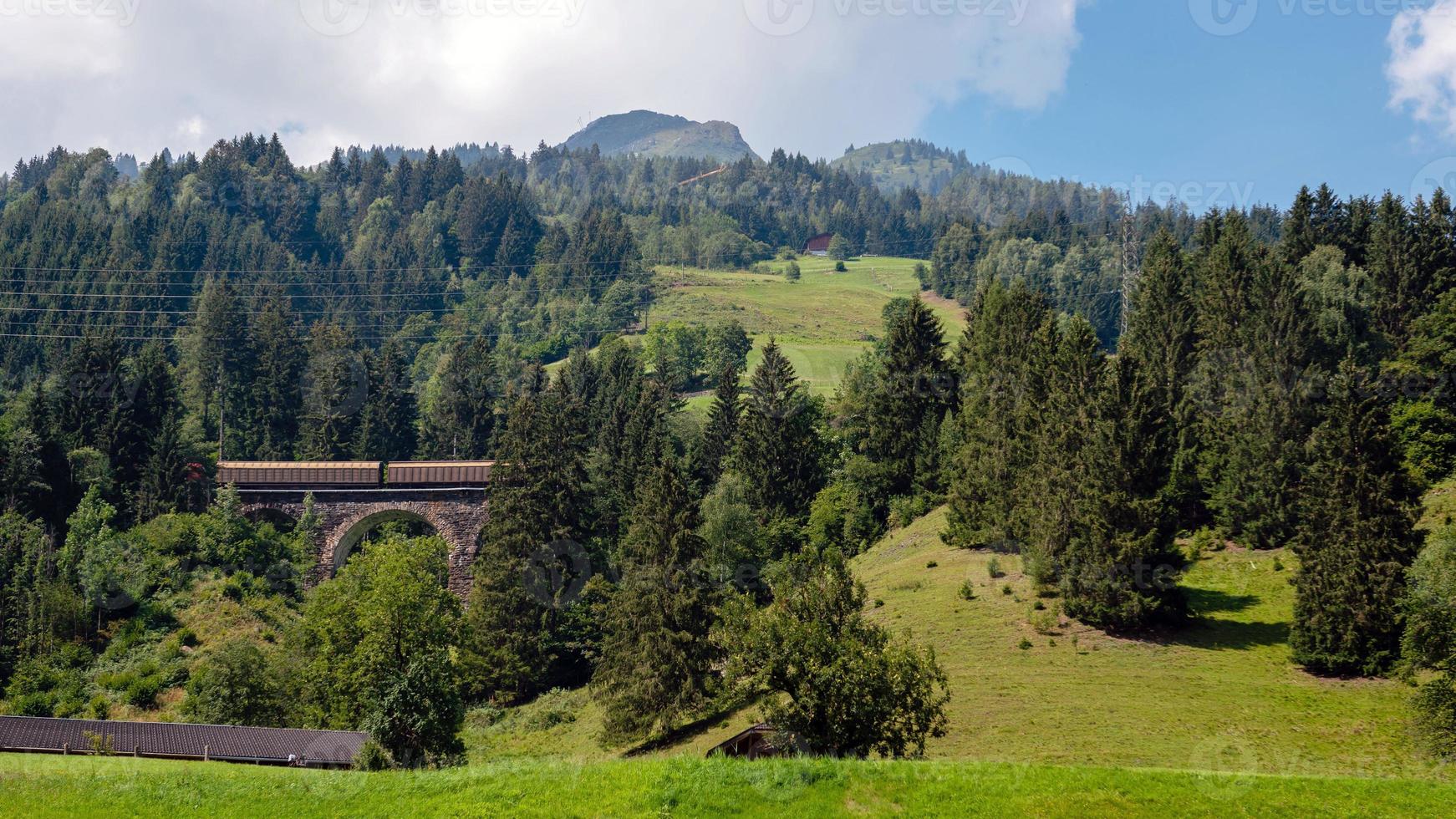 uma pitoresca paisagem alpina com uma velha ponte ferroviária. Áustria. foto