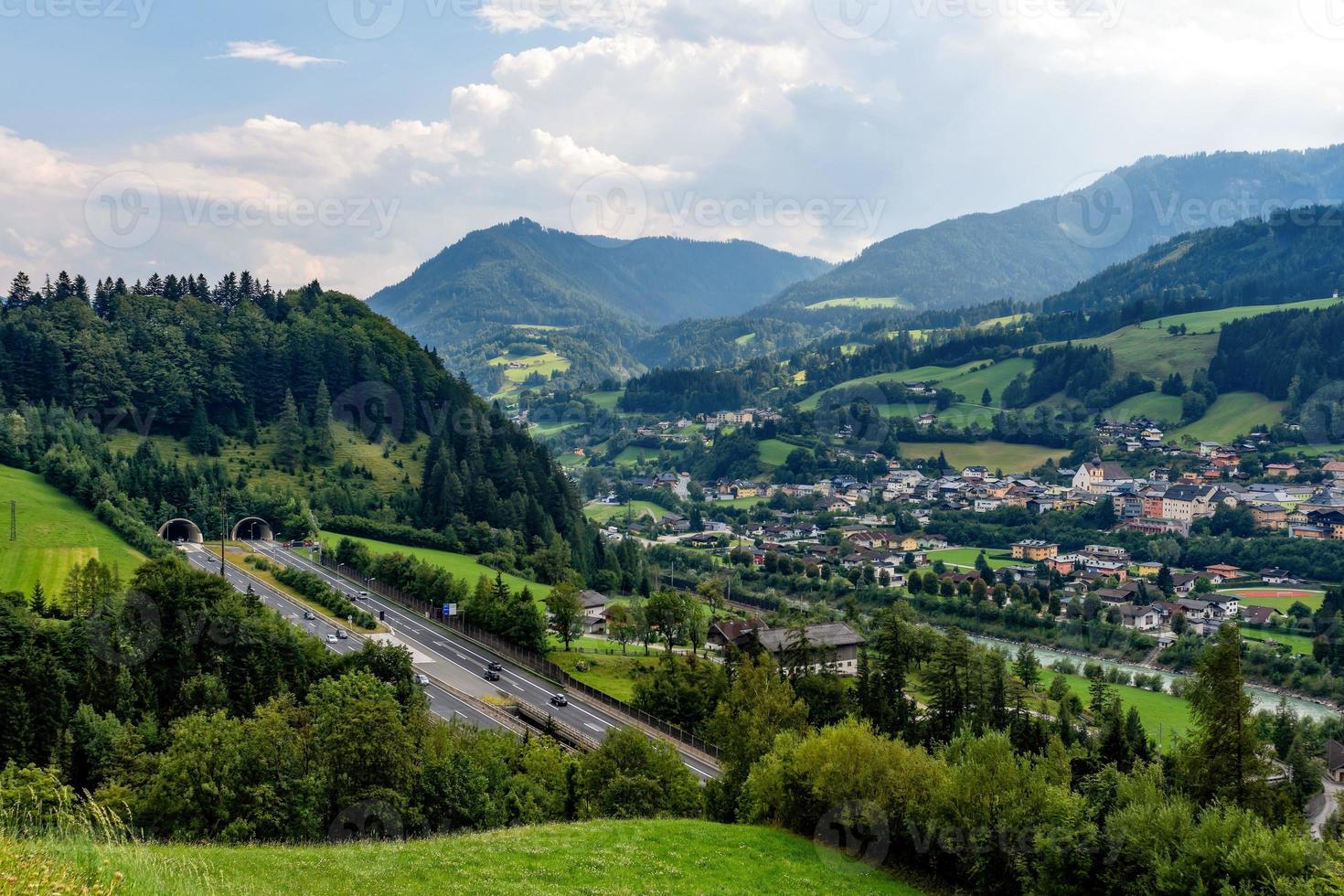 bela vista das montanhas e entrada do túnel da autobahn perto da vila de werfen, Áustria foto