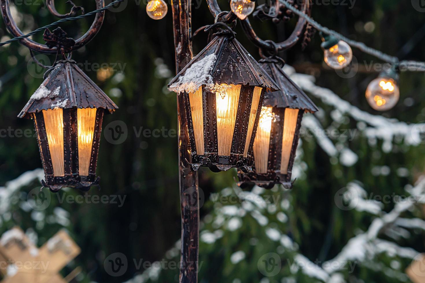 lanternas medievais com ramos de abeto no mercado de Natal. riga, letvia foto