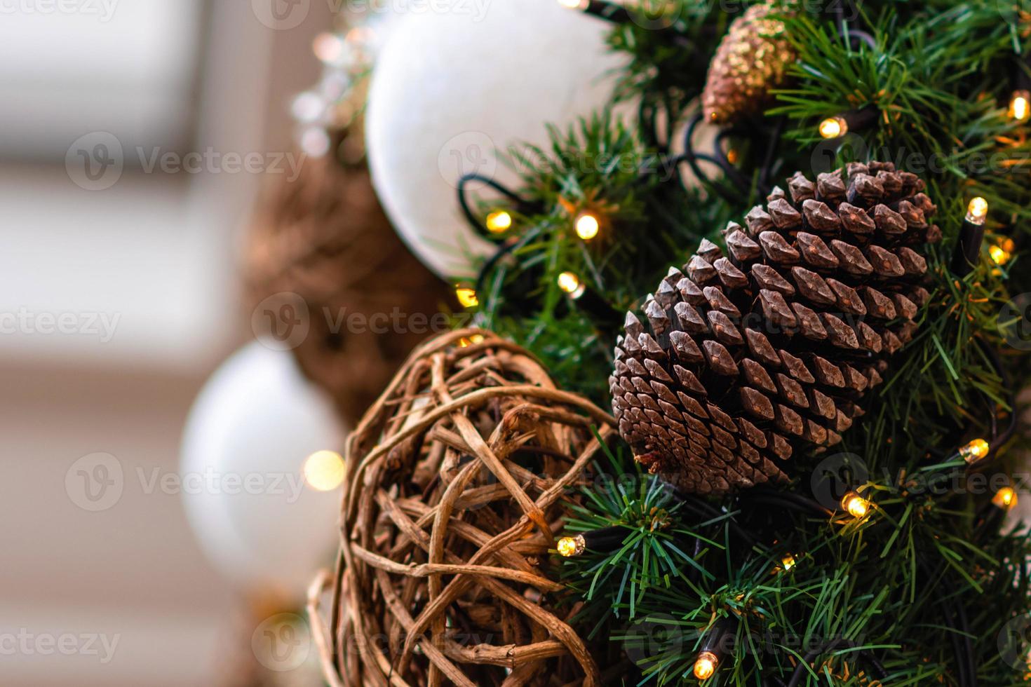 foto de close-up. decorações e luzes de natal.