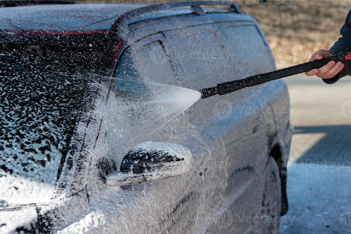 carro sem toque de lavagem self-service. lave com água e espuma. foto