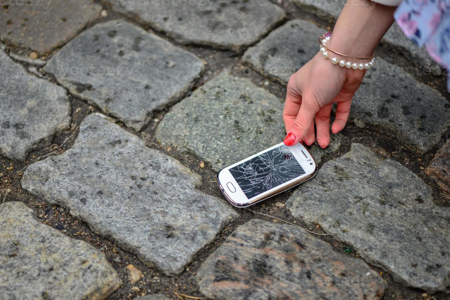 smartphone quebrado no chão foto