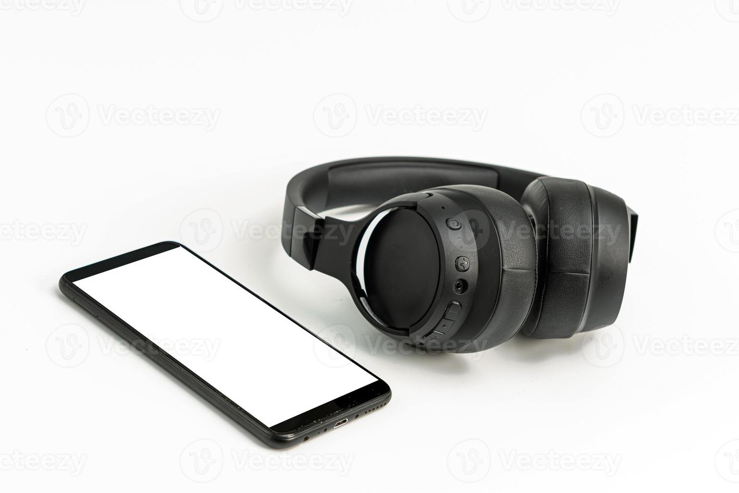 fones de ouvido com tecnologia bluetooth em fundo branco foto