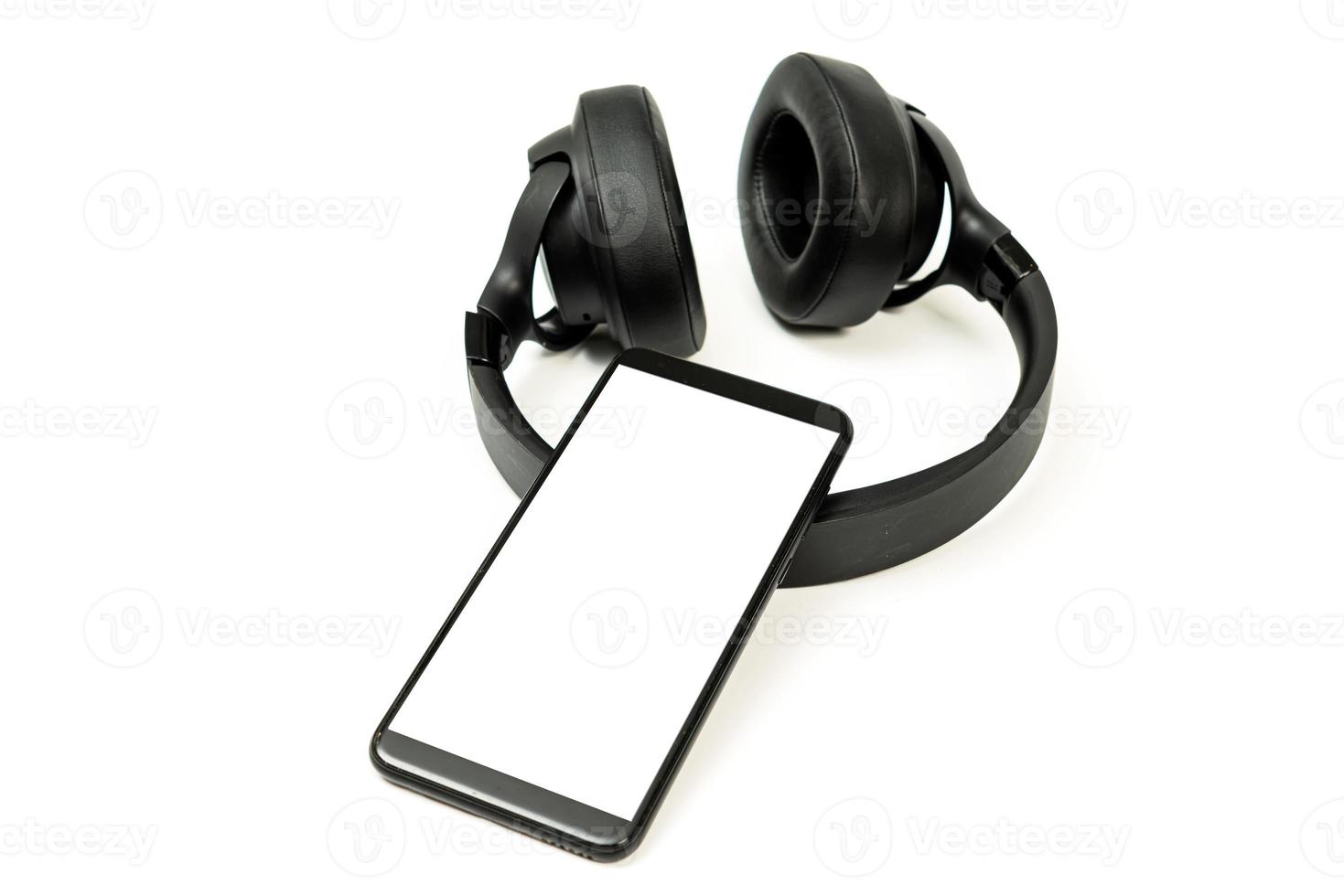 fones de ouvido com tecnologia bluetooth em fundo branco foto