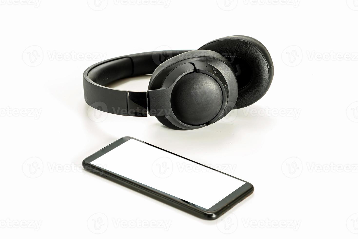 fones de ouvido com tecnologia bluetooth em fundo branco foto