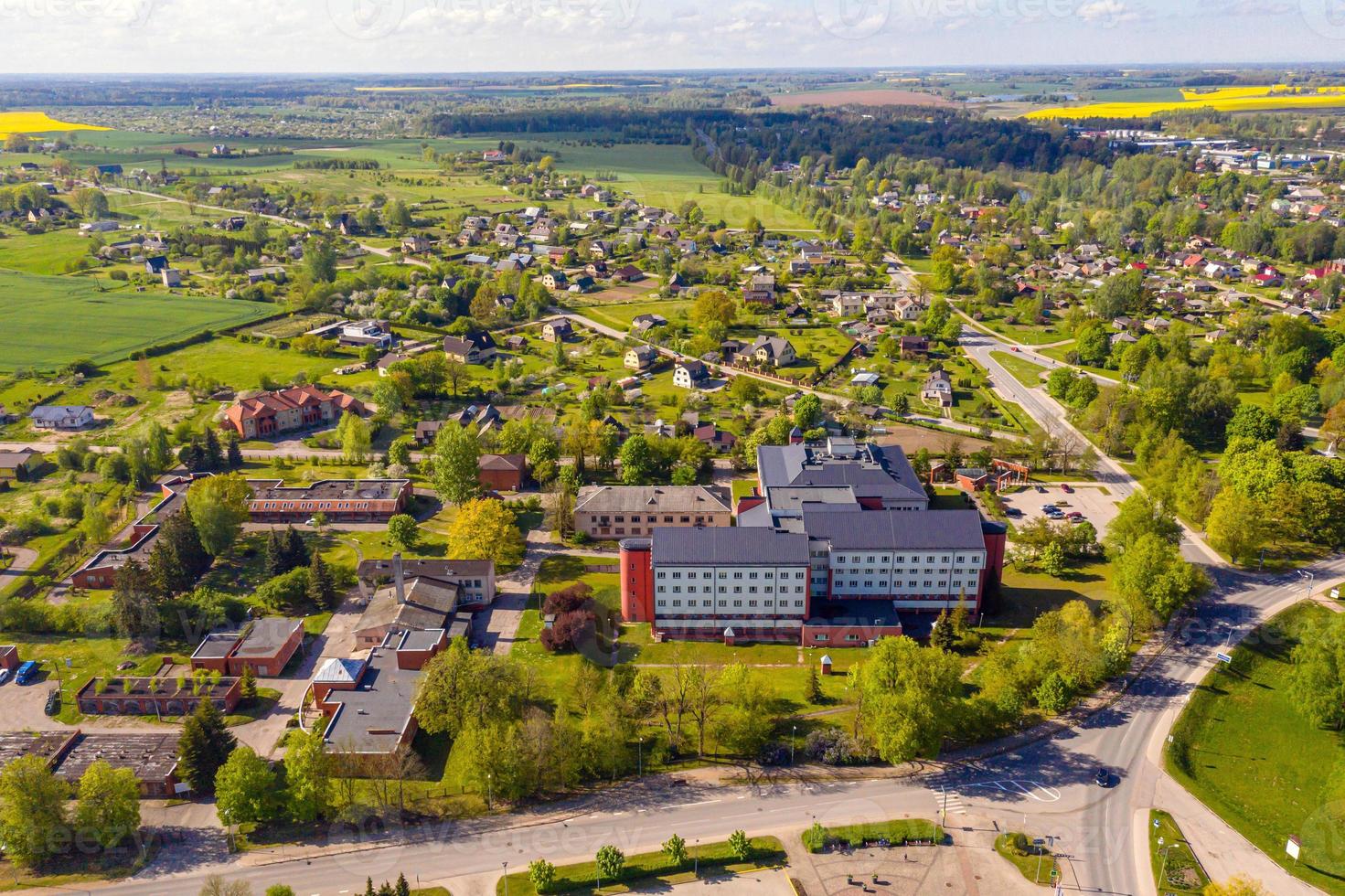 cidade dobele, edifícios industriais e residenciais foto