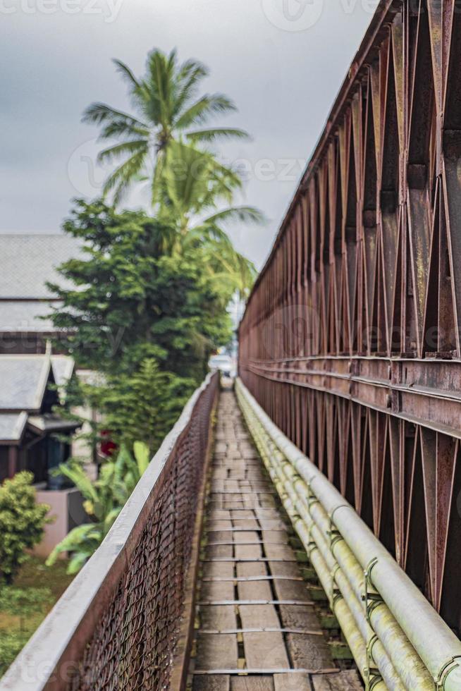 velha ponte francesa da placa de madeira luang prabang laos asia. foto