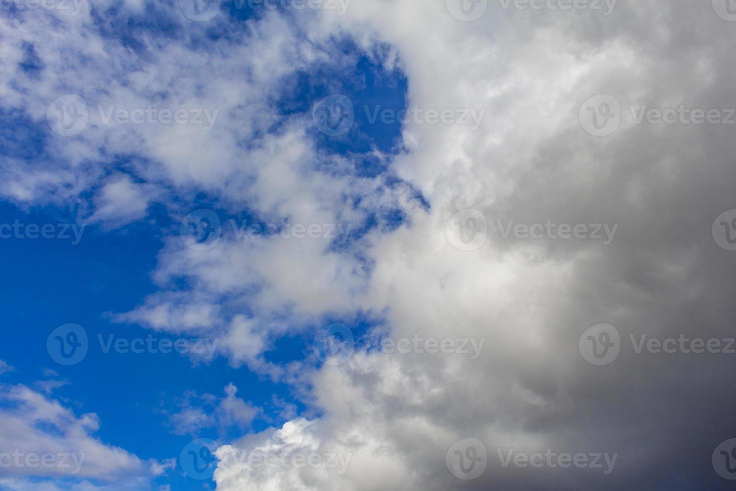 céu azul fechado por nuvens incríveis e formações de nuvens da Noruega. foto