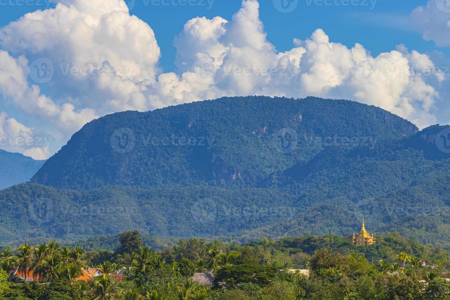 panorama da paisagem de luang prabang laos com templo wat phol phao. foto