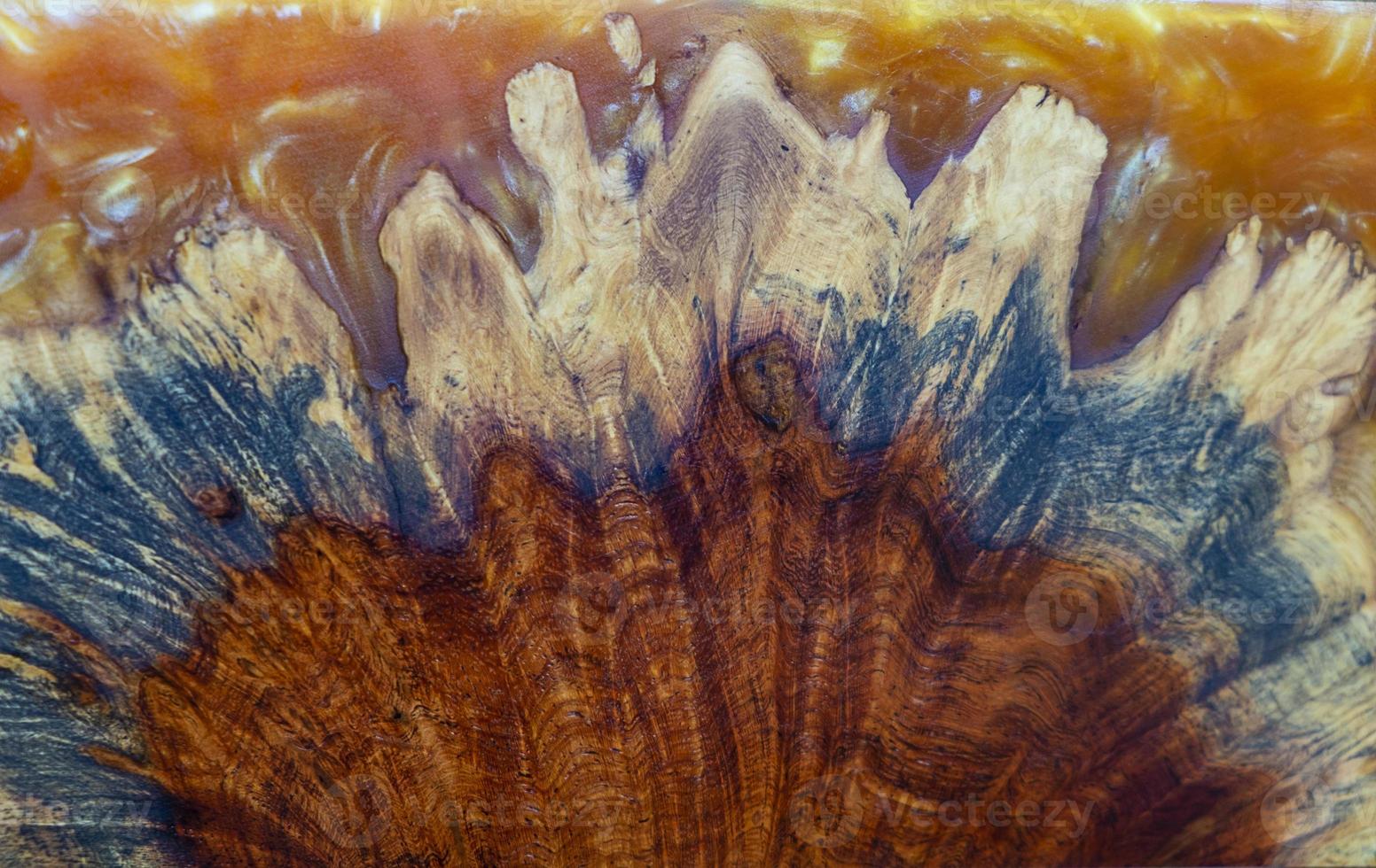 fundição de resina epóxi padauk burl textura de fundo de madeira foto