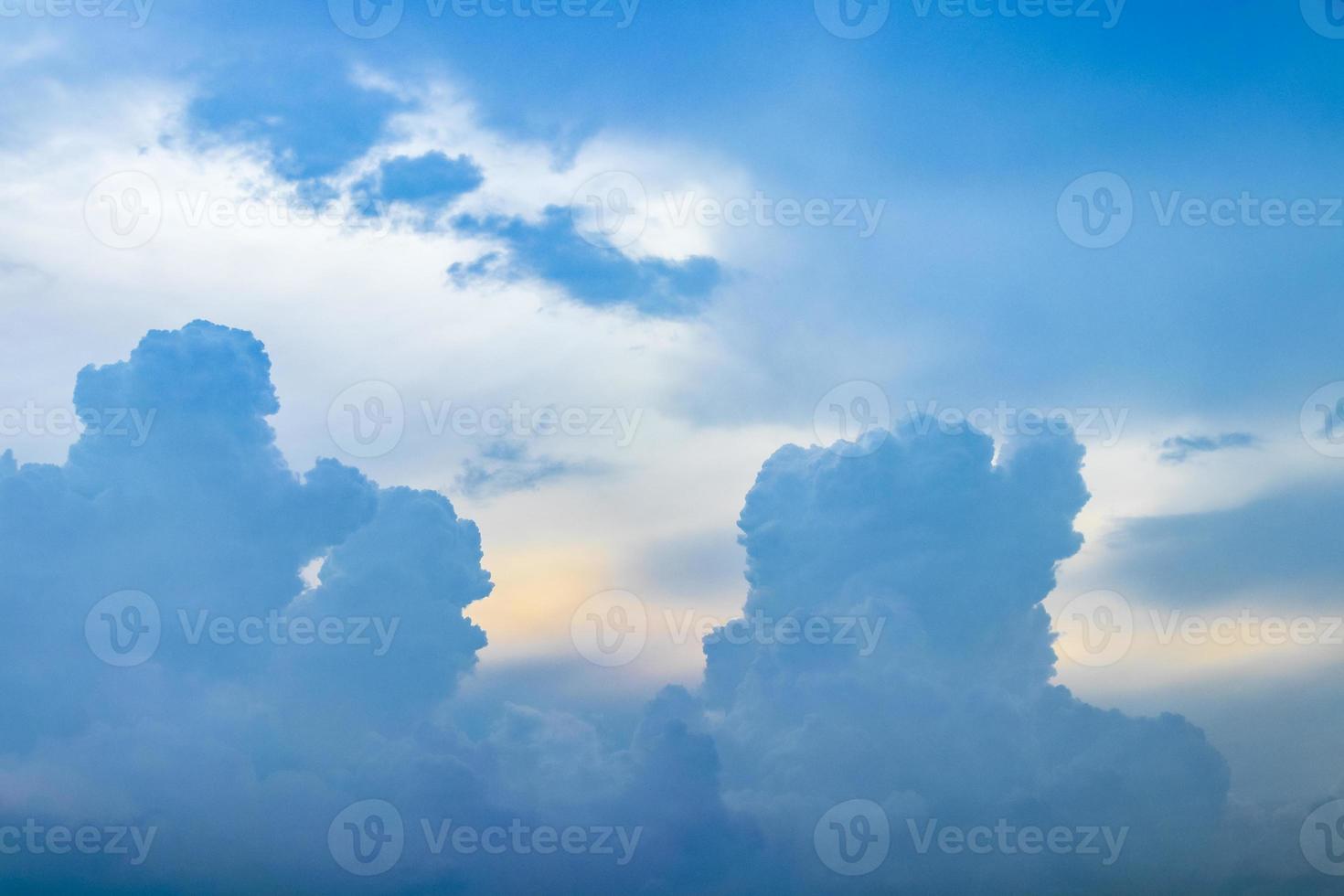 nuvens escuras sobre bangkok, na tailândia, uma tempestade está chegando. foto