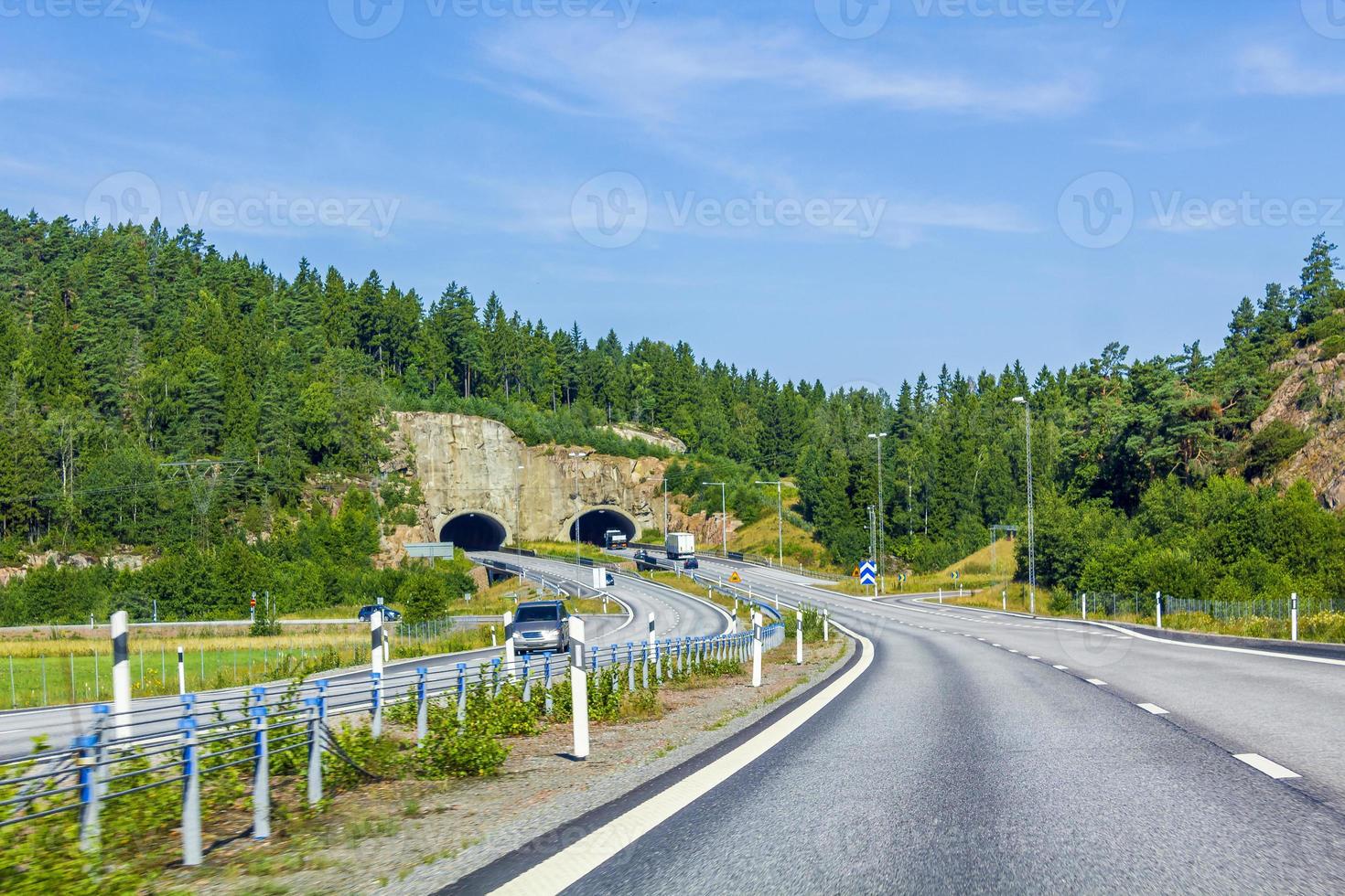 dirigindo pela Suécia em direção ao túnel no verão. foto