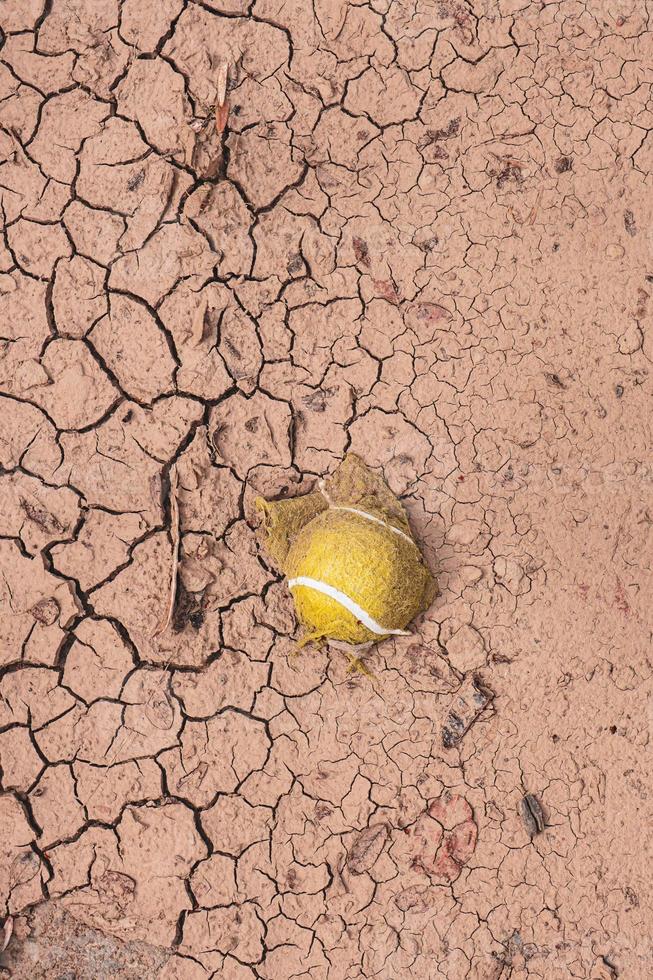 bola de tênis amarela no campo de sobremesa foto