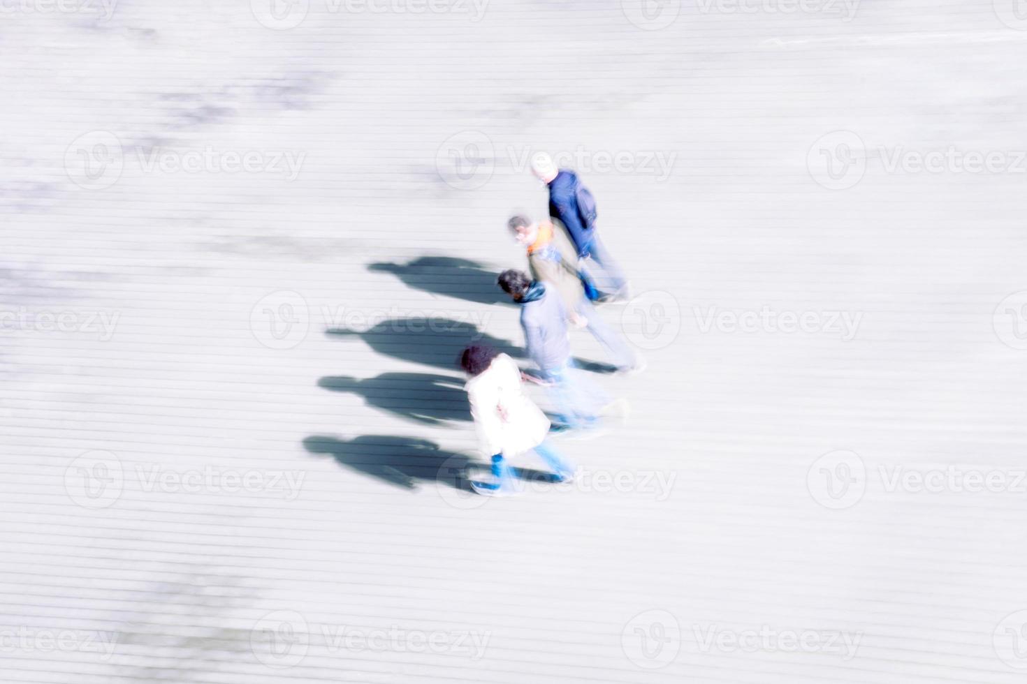 turista caminhando na rua visitando bilbao, espanha foto