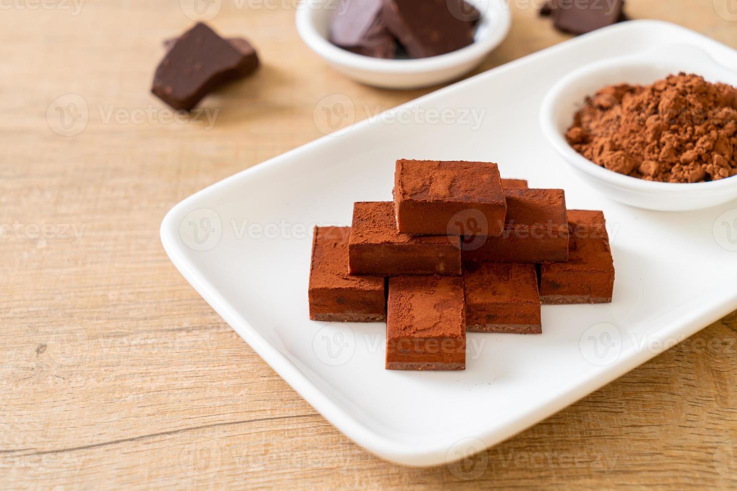 chocolate fresco e macio com cacau em pó foto