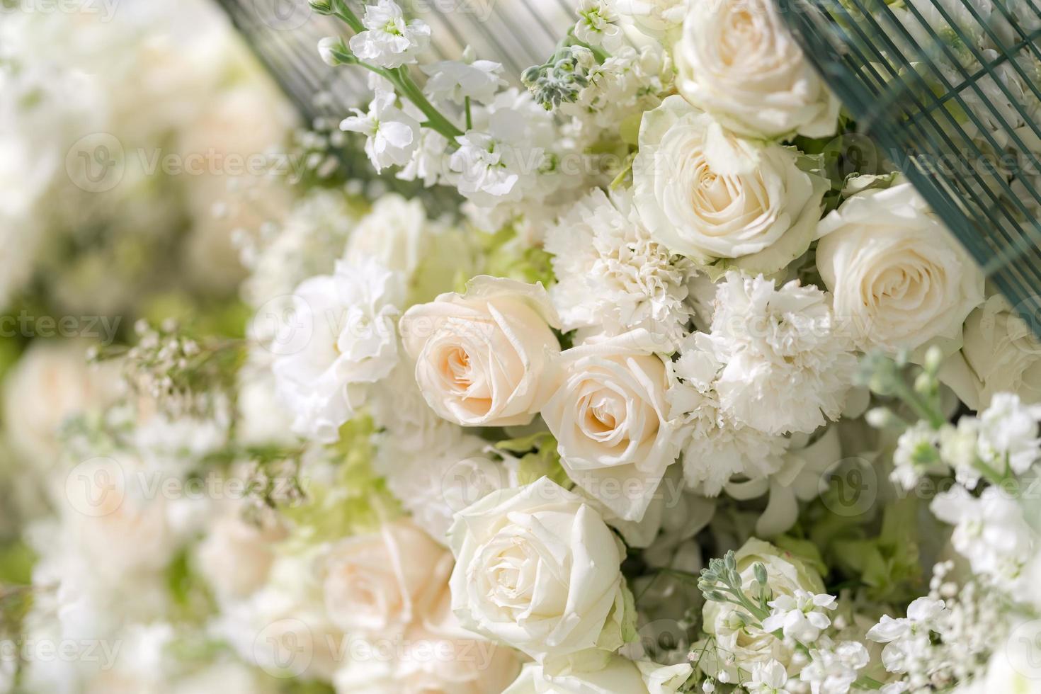flor de rosas brancas de casamento misto, fundo floral foto