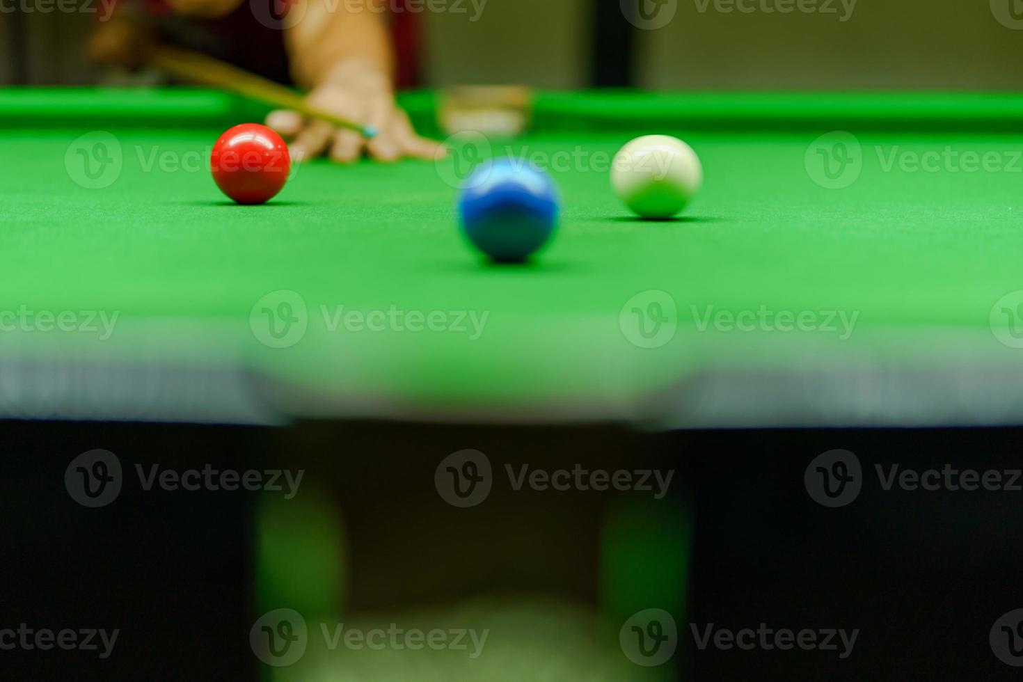 jogador estava jogando bola na mesa de sinuca verde foto