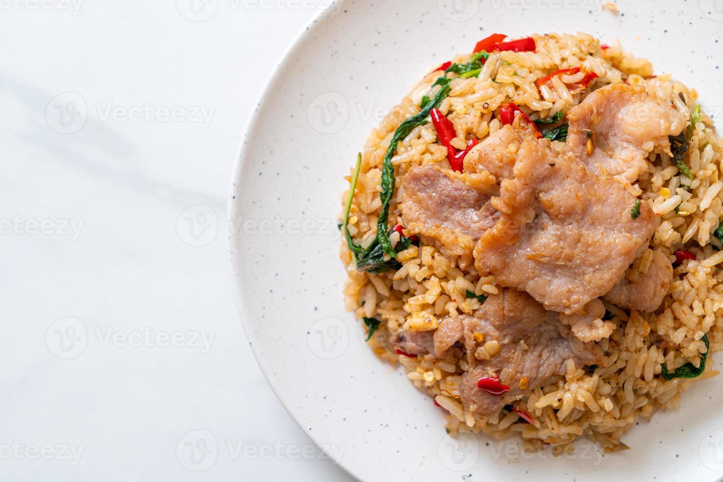 arroz frito com manjericão tailandês e porco - estilo de comida tailandesa foto