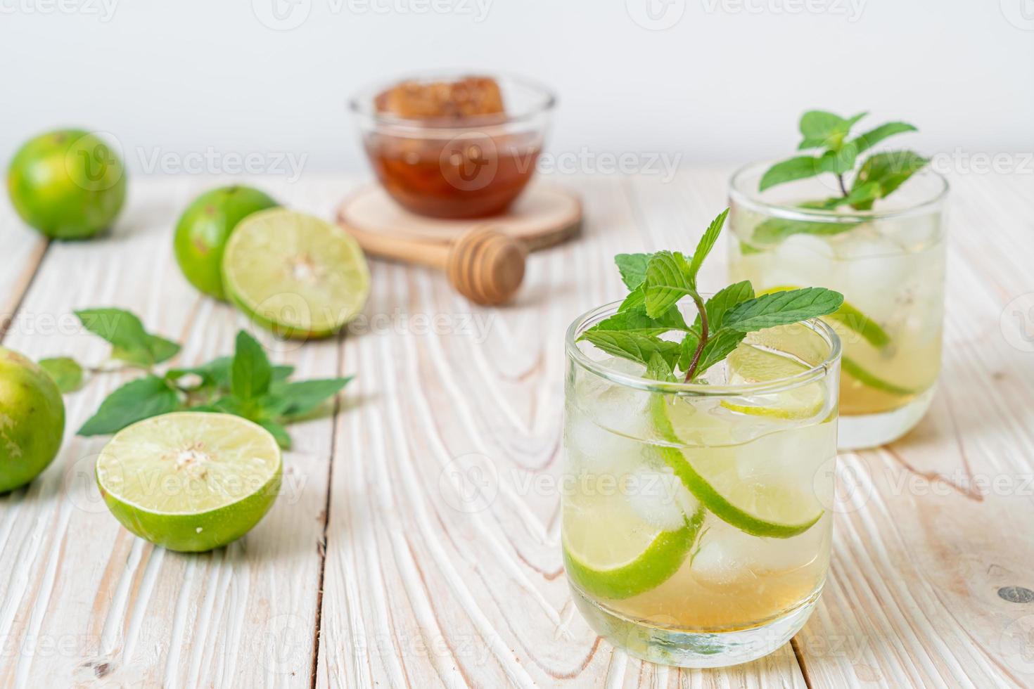 mel gelado e refrigerante de lima com hortelã - bebida refrescante foto