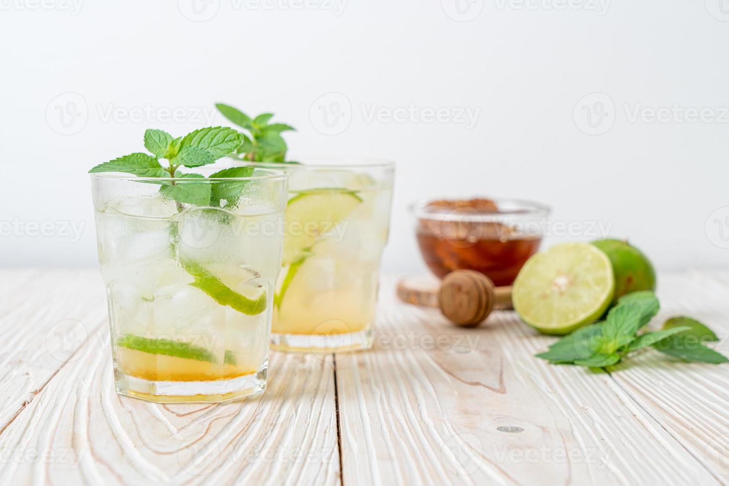 mel gelado e refrigerante de lima com hortelã - bebida refrescante foto