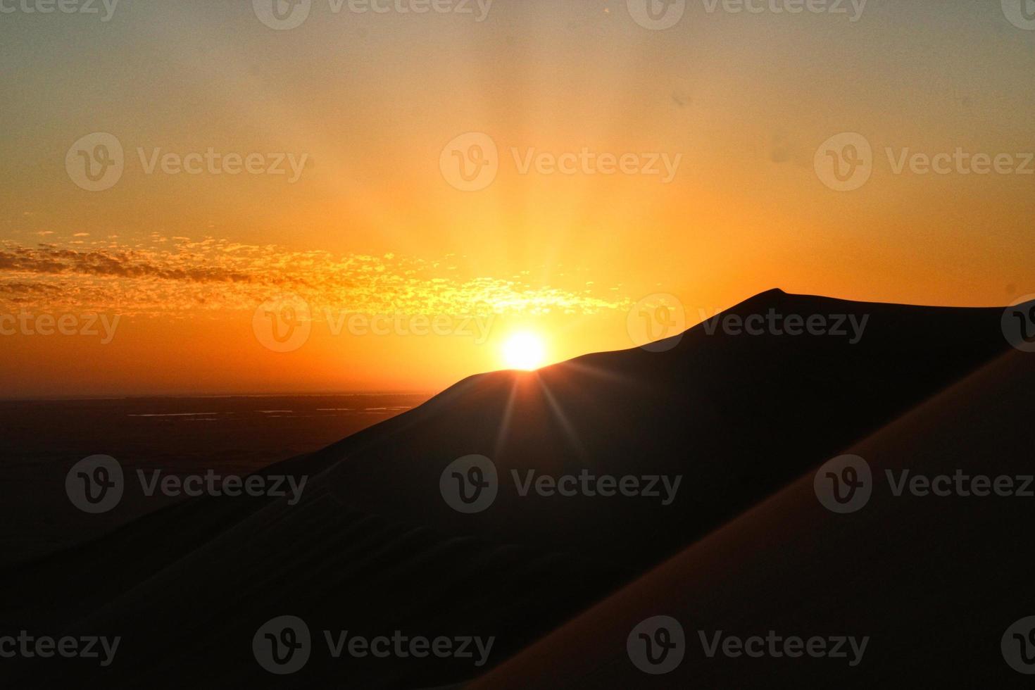 pôr do sol panorâmico sobre a duna 7 no deserto de namib, namíbia, perto da cidade de walvis bay foto