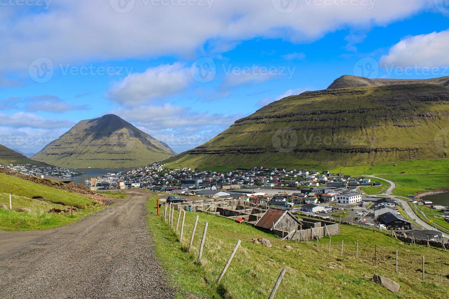 klaksvik, a segunda maior cidade das ilhas Faroe foto