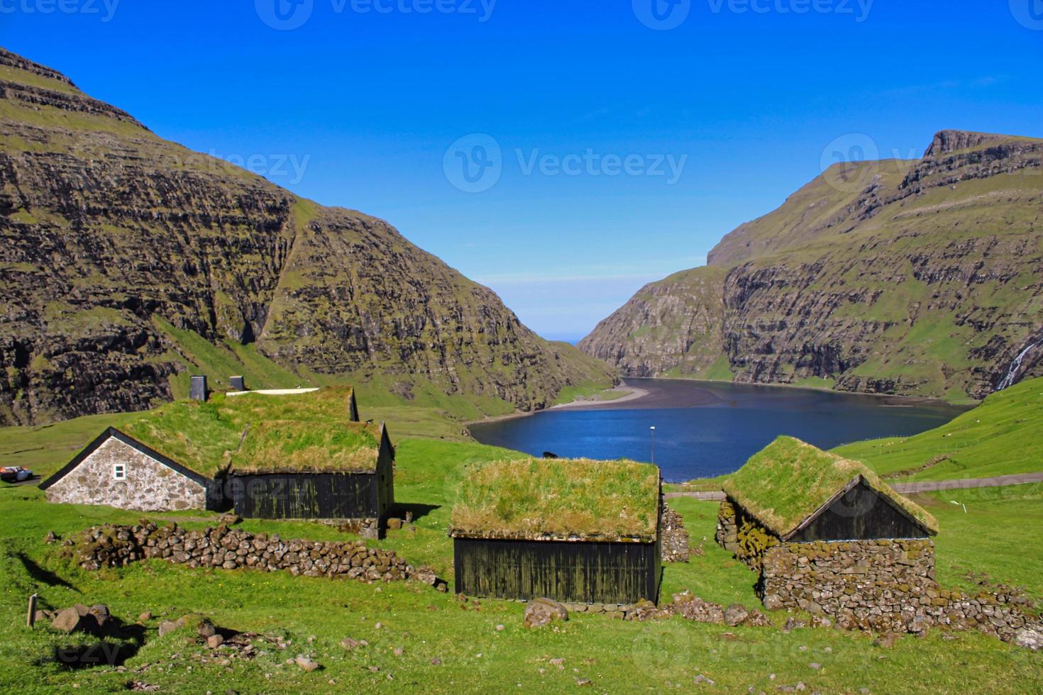 a vila histórica de Sakun nas ilhas Faroe em um ótimo dia com céu azul no verão foto