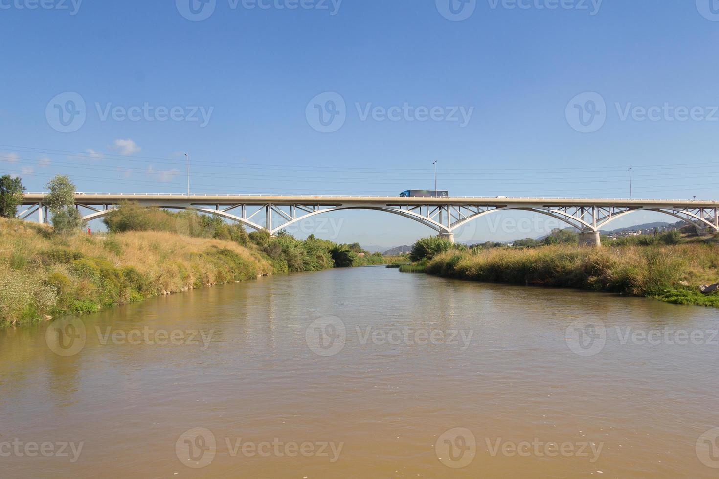 o rio llobregat ao passar pela região de baix llobregat, próximo à cidade de barcelona. foto