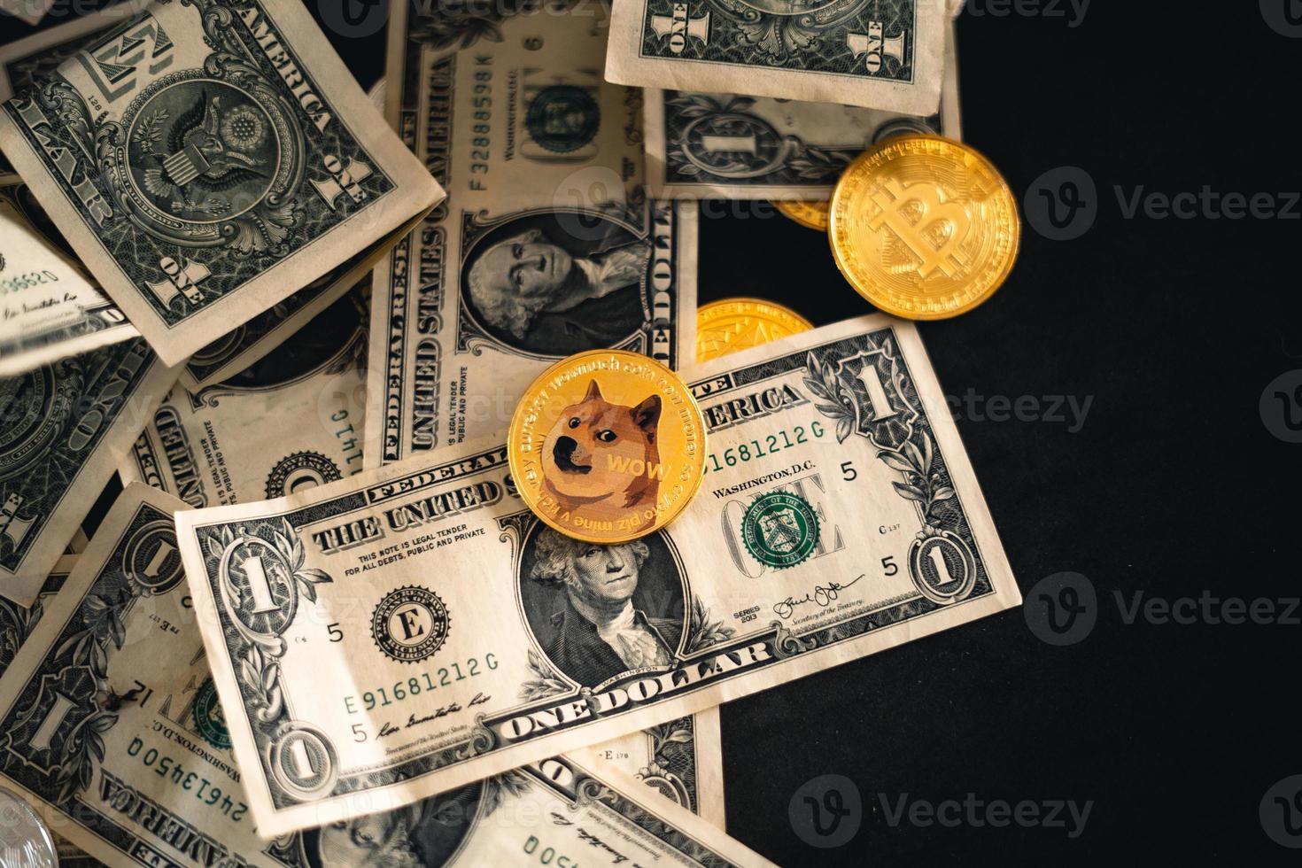 moedas criptográficas em fundo dourado foto