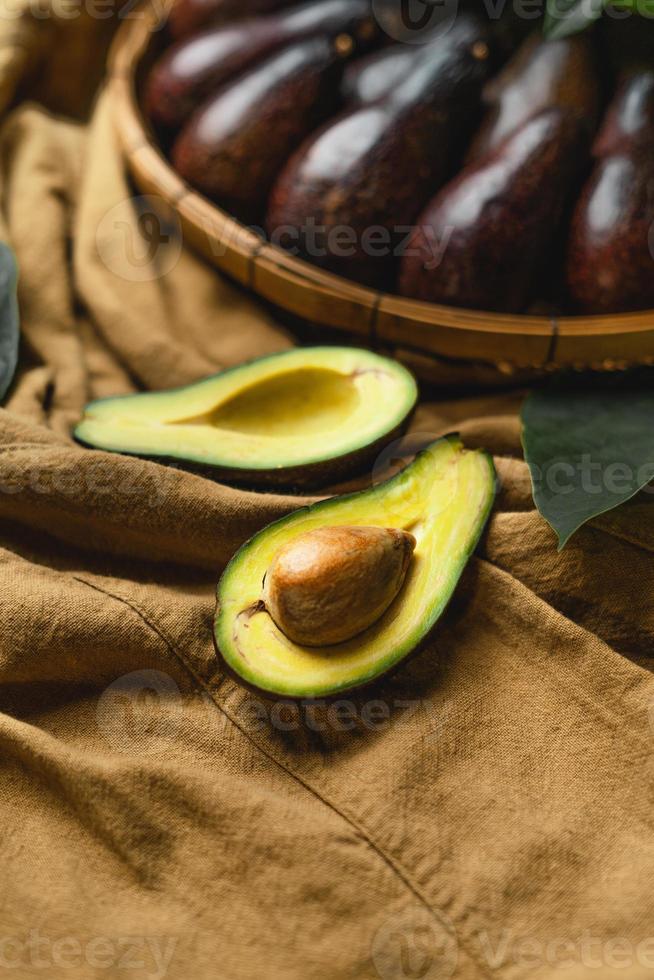 abacate em bandeja de madeira comidas saudáveis foto