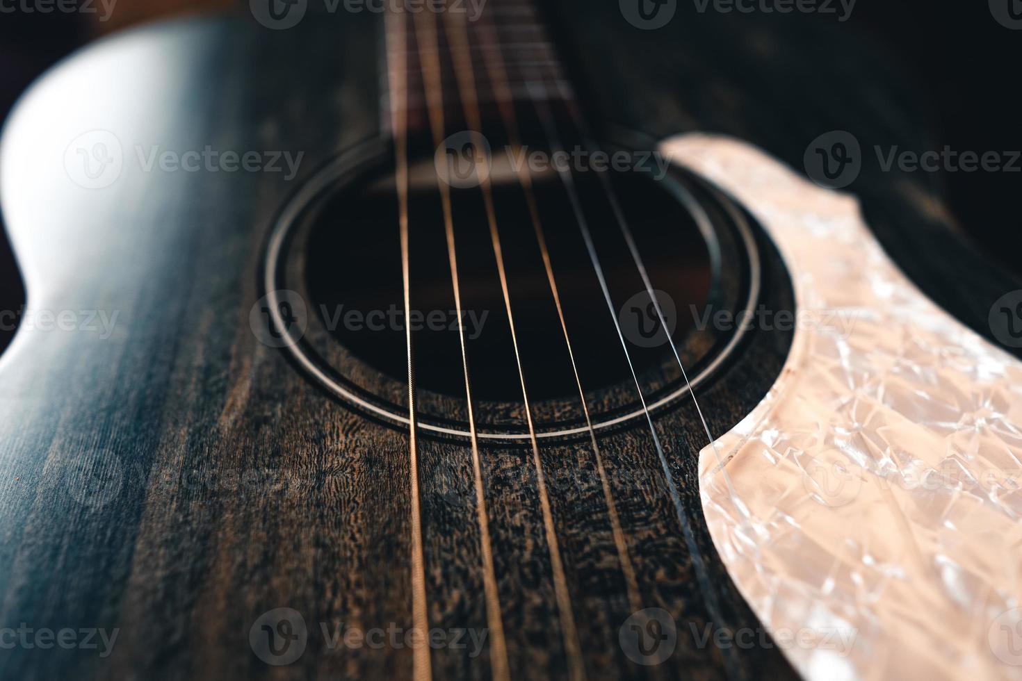 violão de madeira em piso de madeira foto