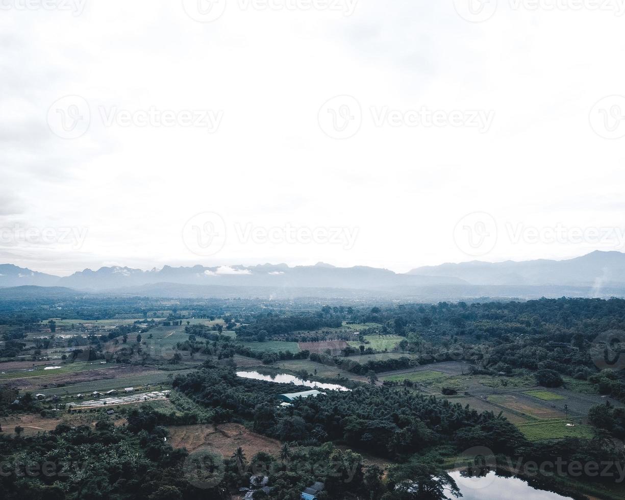 montanhas e aldeias na estação das chuvas foto