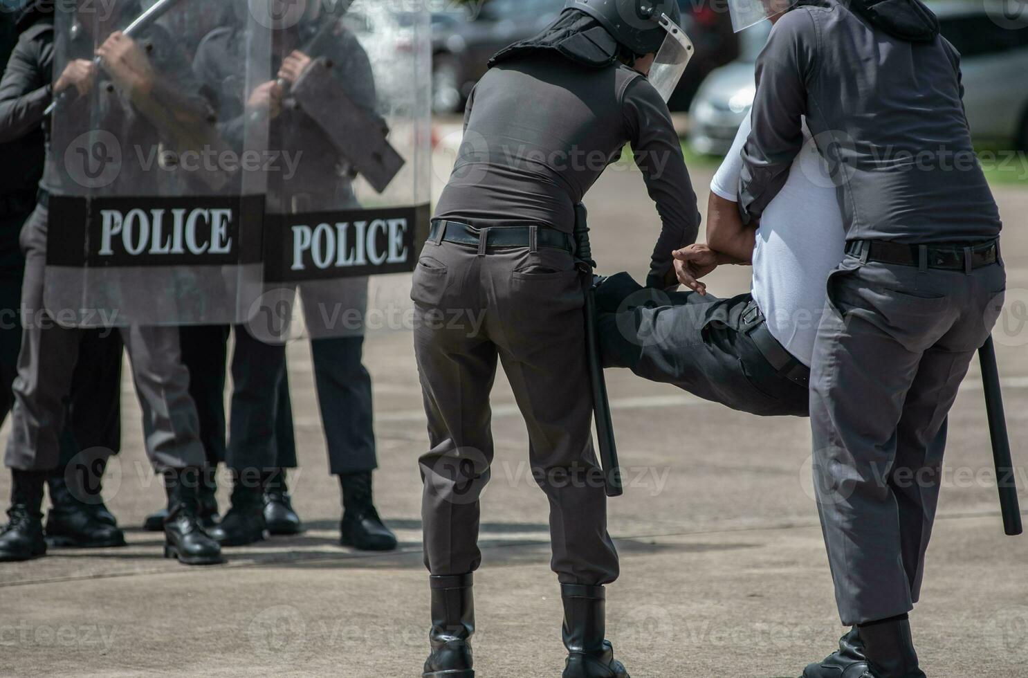 tumulto polícia ao controle a multidão. foto