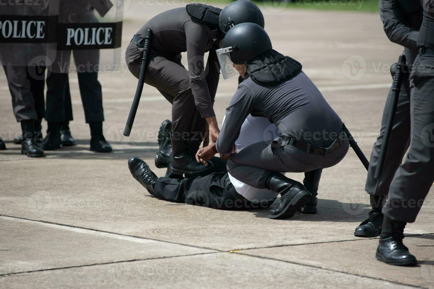 tumulto polícia ao controle a multidão. foto