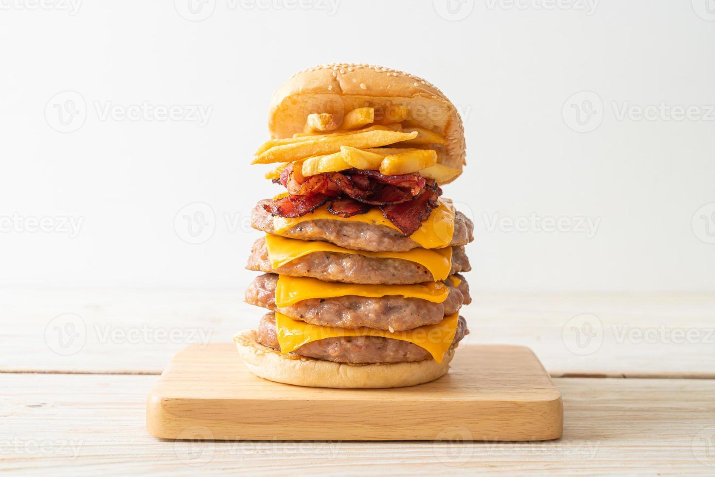 hambúrguer de porco ou hambúrguer de porco com queijo, bacon e batatas fritas foto