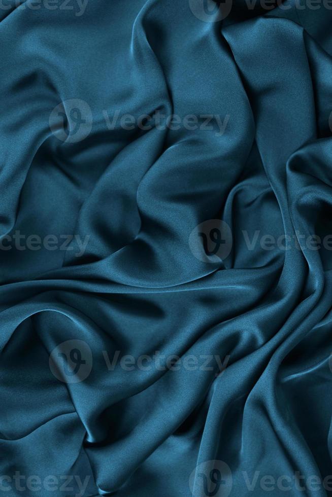 pano de cetim sedoso abstrato, cortina de tecido de tecido com dobras onduladas vincadas. com ondas suaves, ondulando ao vento. textura de papel amassado foto