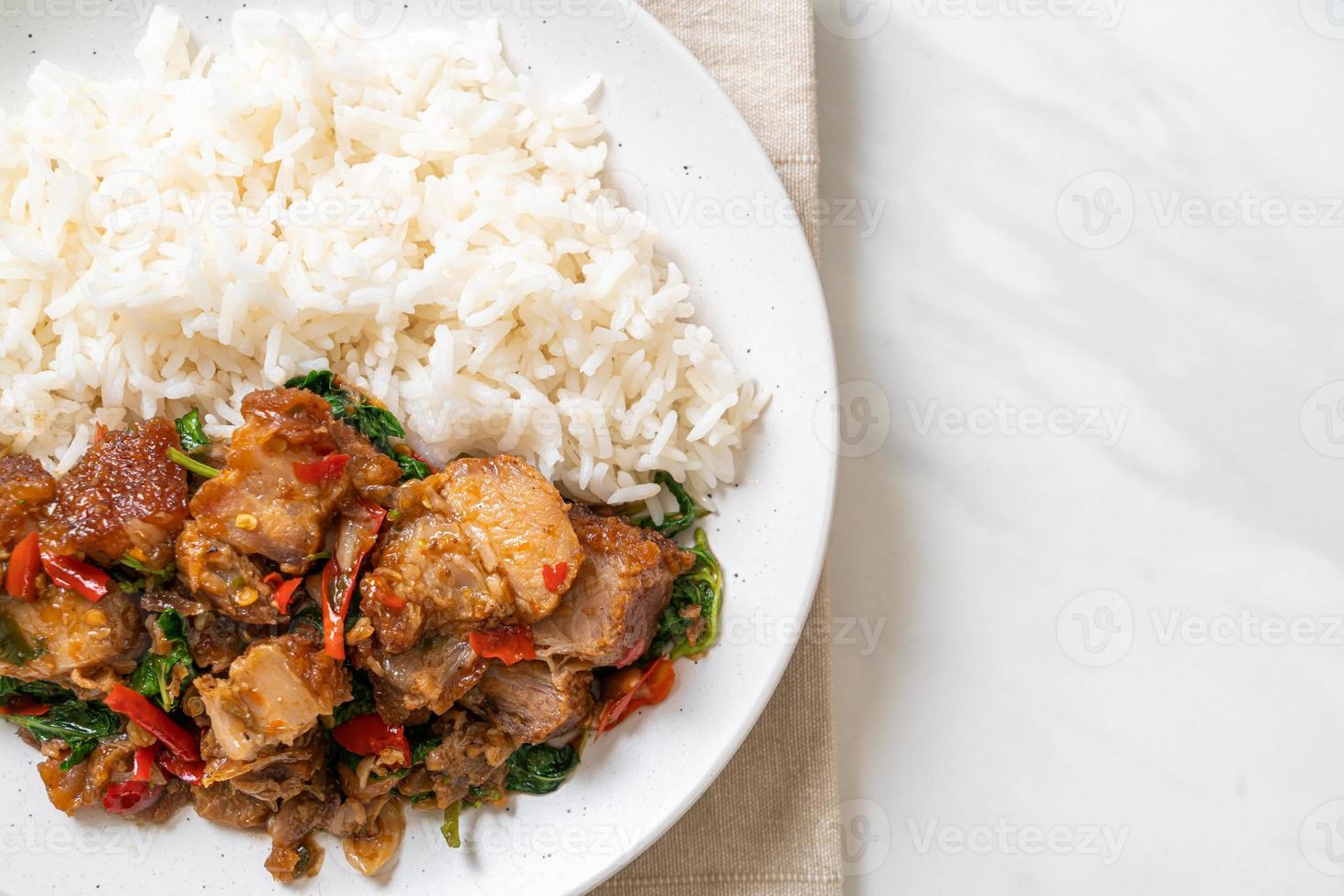 Barriga de porco crocante frita e manjericão com arroz - comida de rua local asiática foto