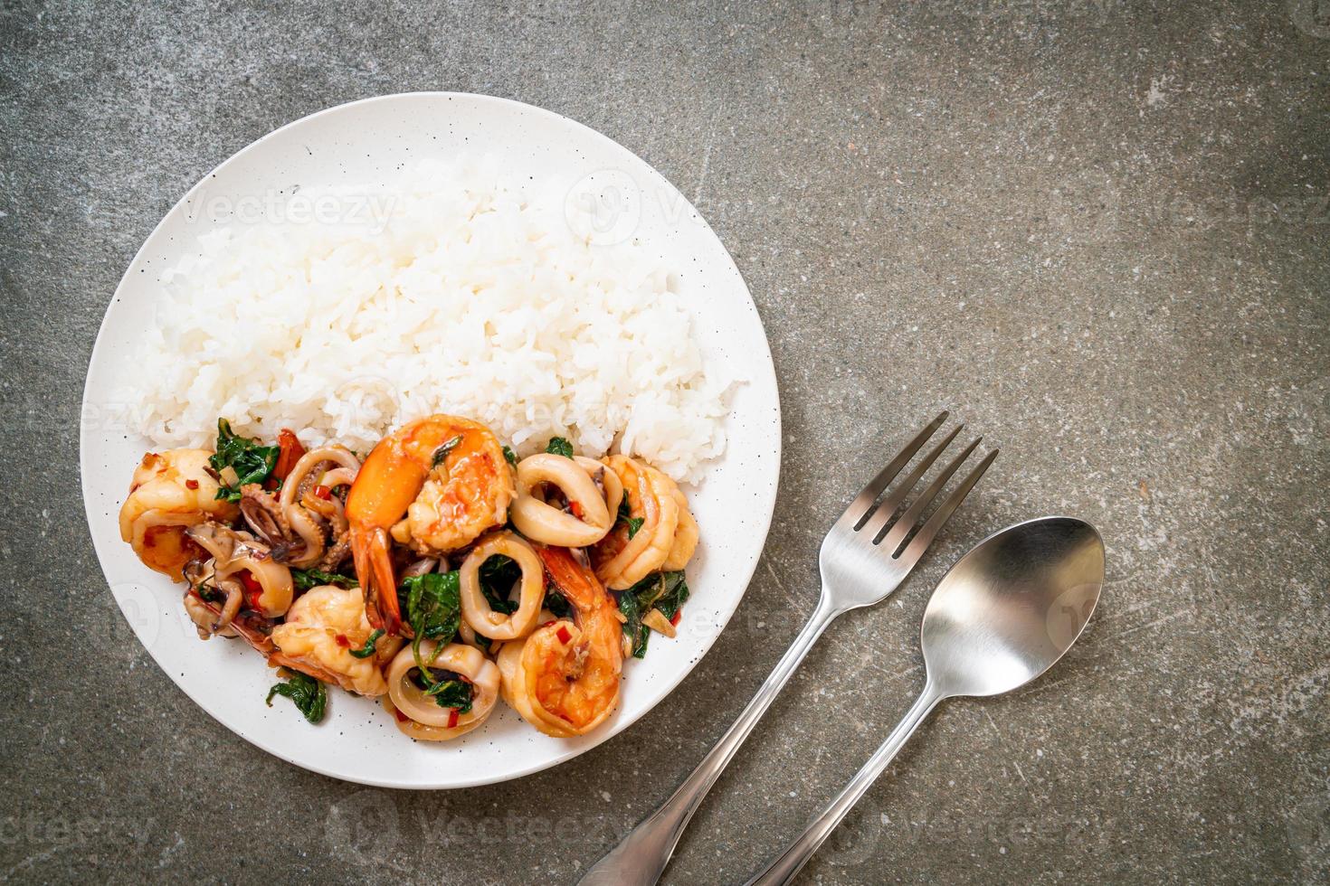 arroz e frutos do mar fritos de camarão e lula com manjericão tailandês - comida asiática foto