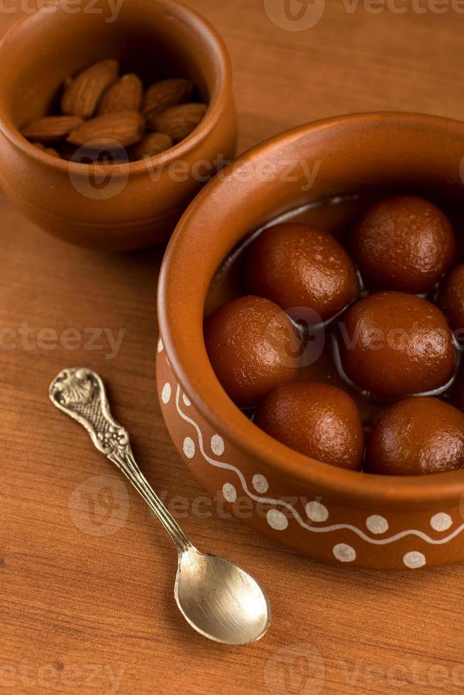 gulab jamun em panela de barro. sobremesa indiana ou prato doce foto