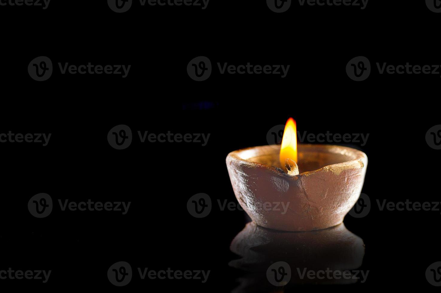 lâmpadas diya de argila acesas durante a celebração do diwali. projeto de cartão de saudações festival indiano da luz hindu chamado diwali foto