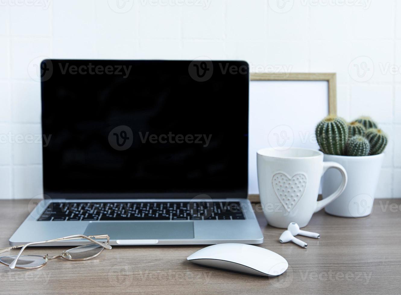 laptop com material de escritório em cima da mesa. foto