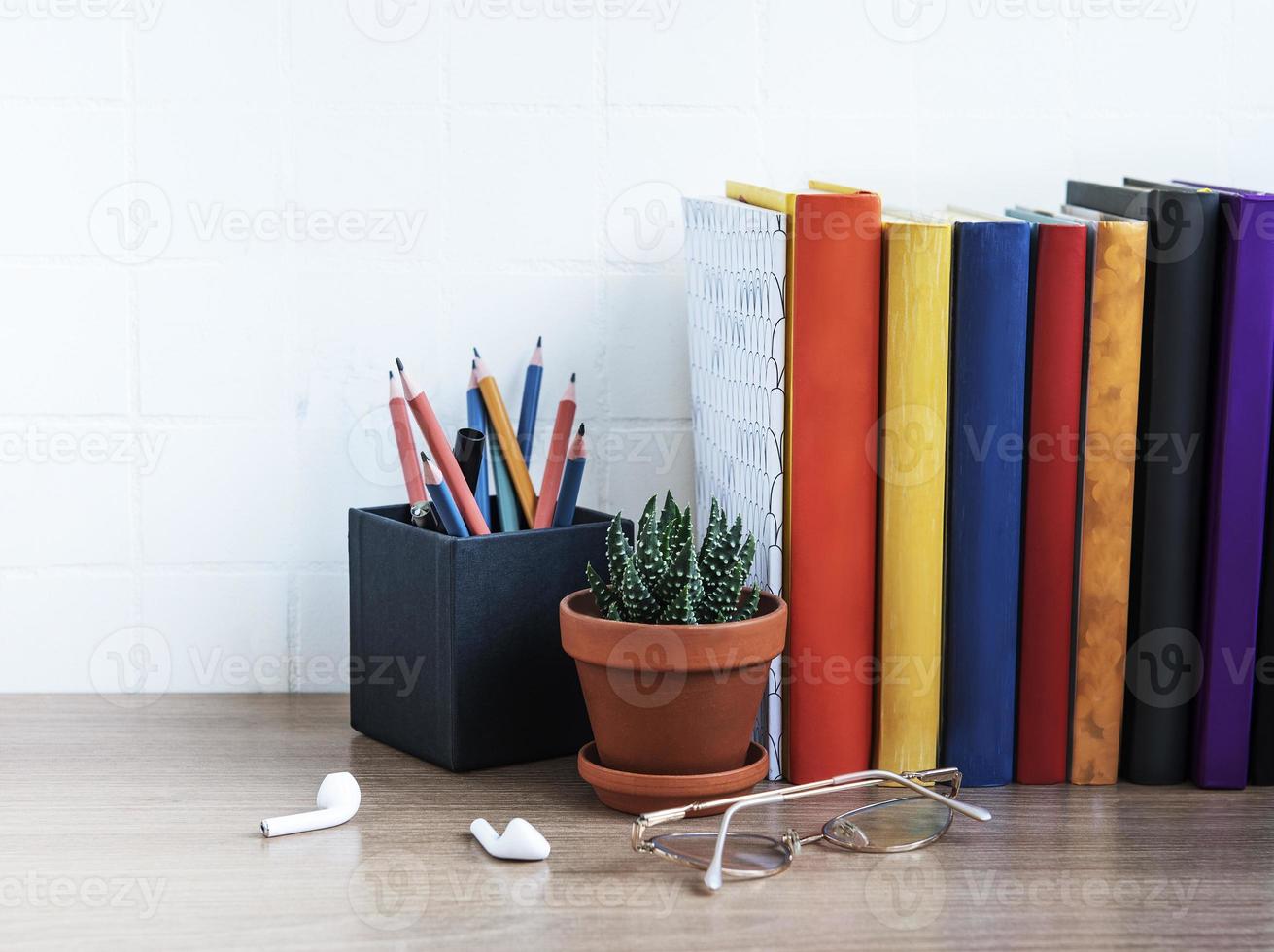 pilha de livros na área de trabalho. foto