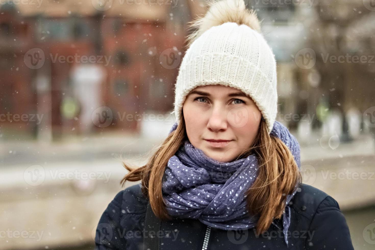 retrato de uma jovem linda feliz sorridente no fundo da cidade. moda de inverno, conceito de férias de Natal. foto