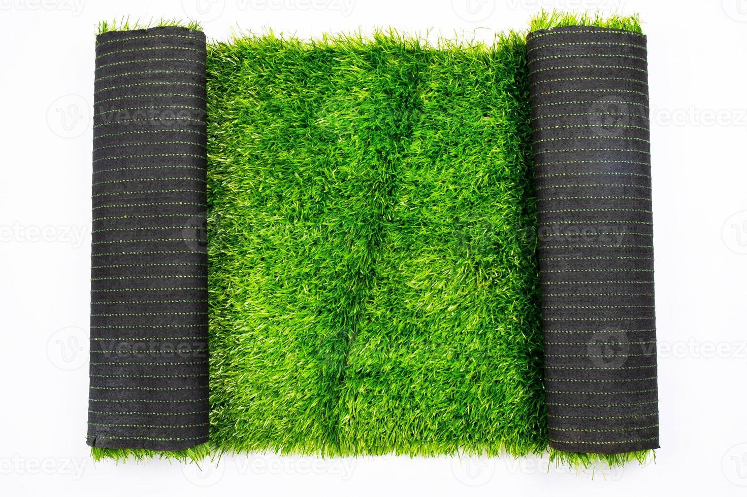 rolo de grama verde artificial isolada no fundo branco, gramado, cobrindo campos esportivos foto