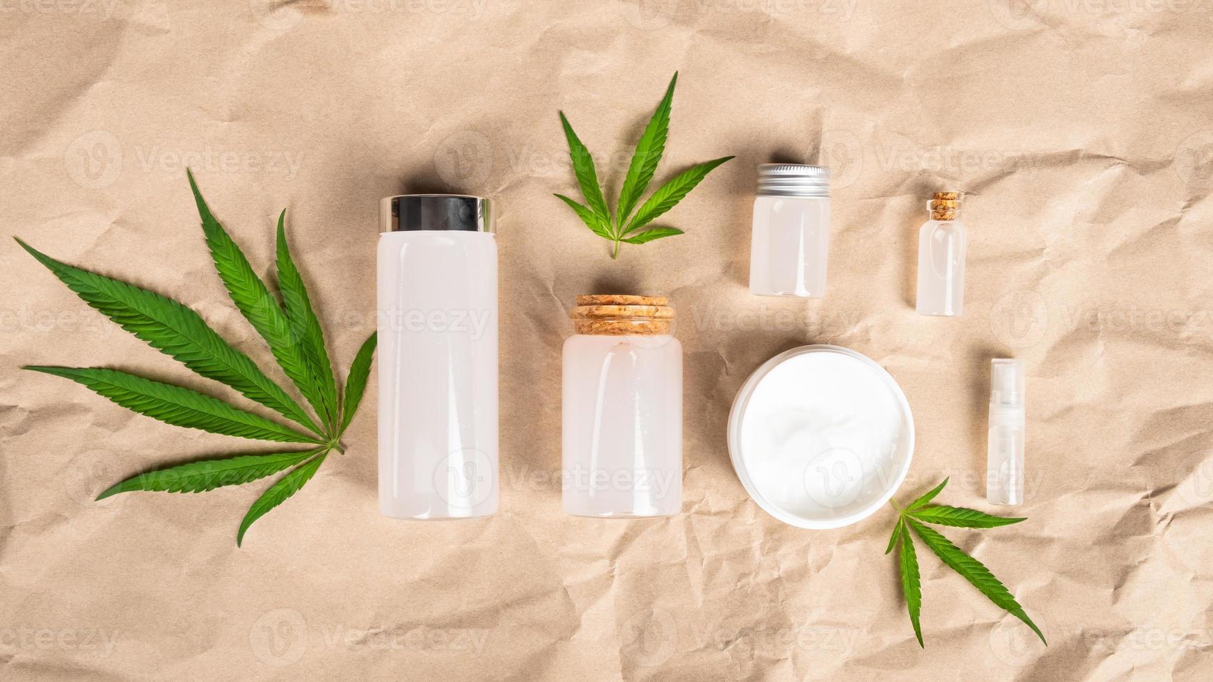 cosméticos e creme de maconha com cbd e extrato de thc em papel de maconha foto