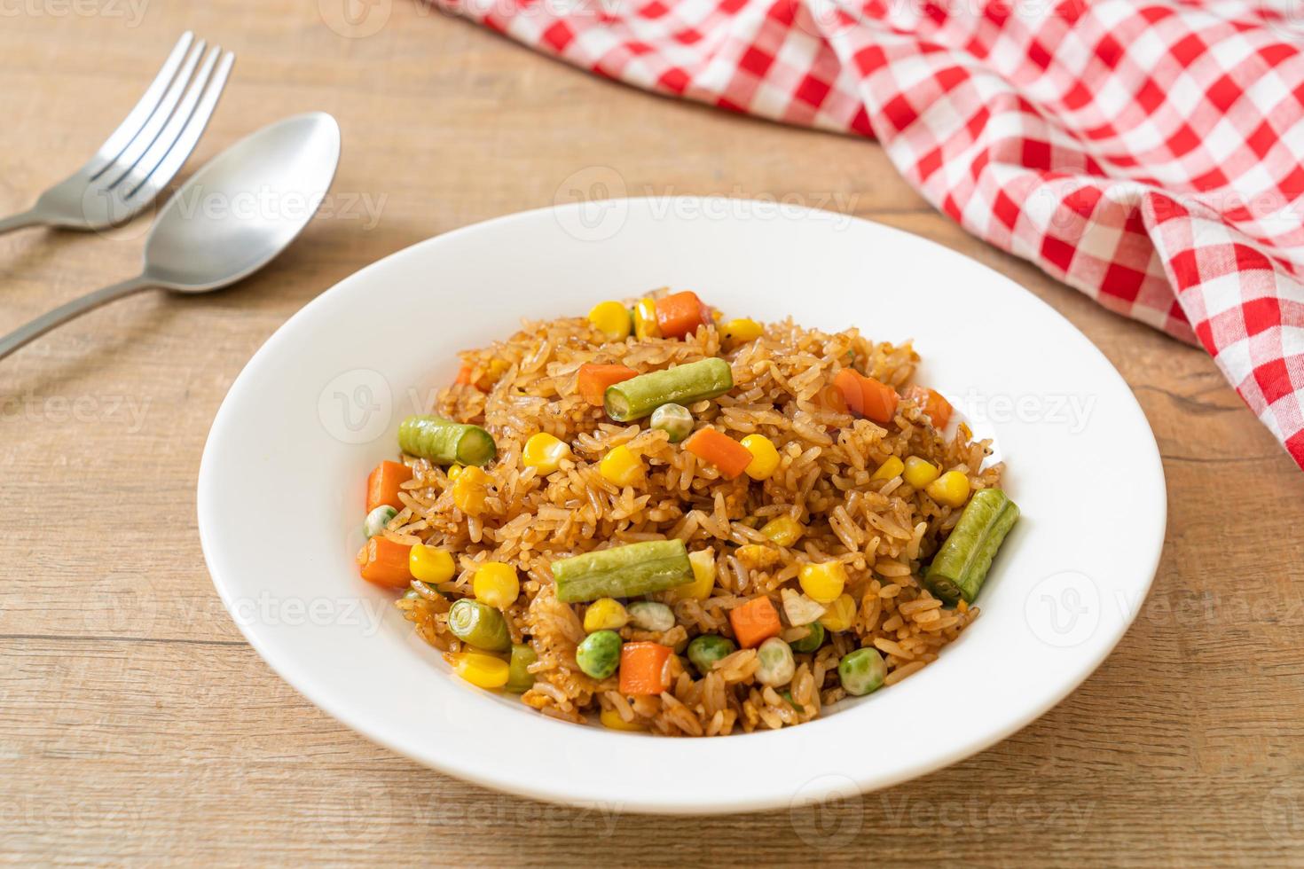 arroz frito com ervilhas, cenouras e milho - estilo de comida vegetariana e saudável foto