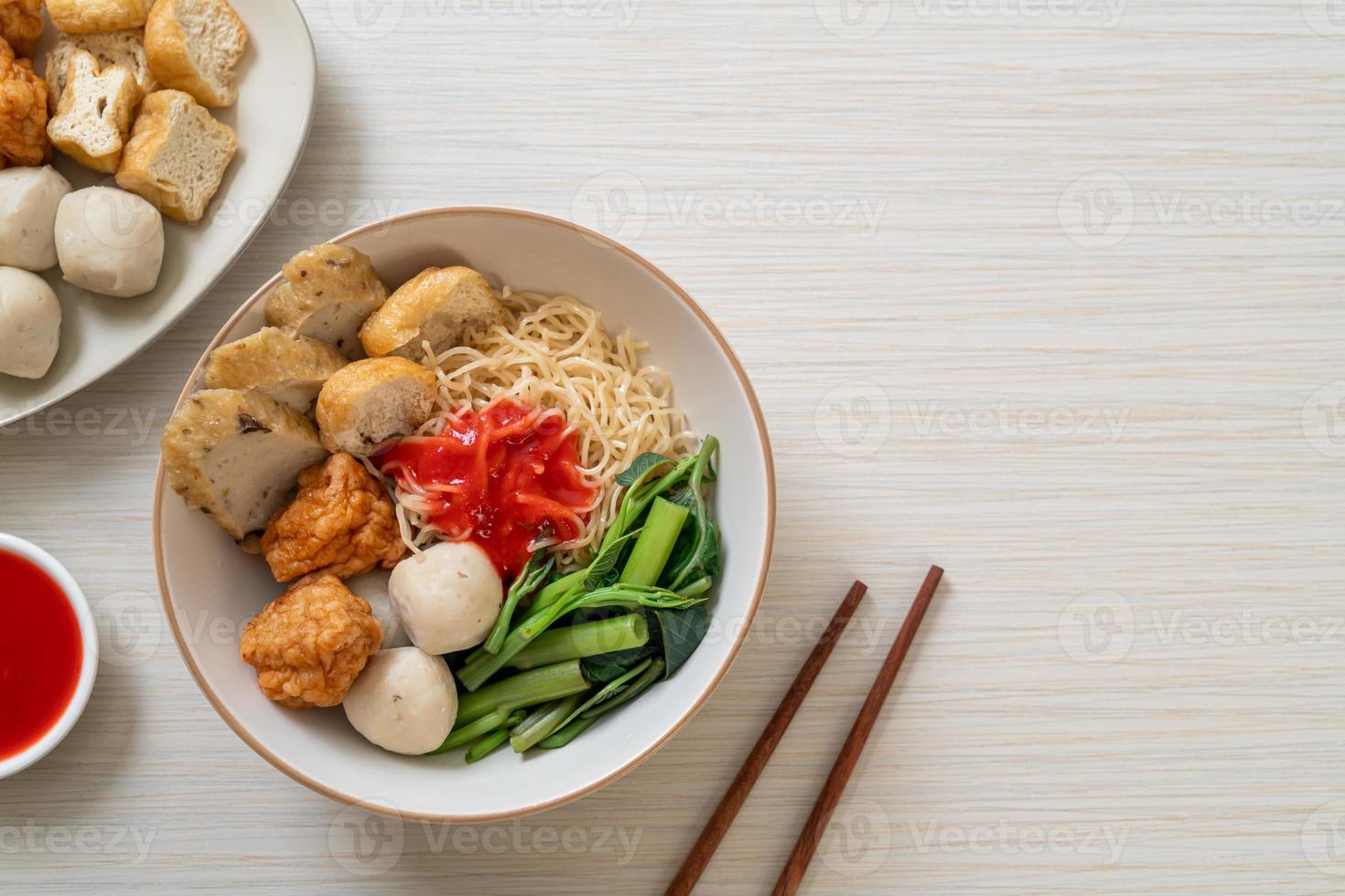 macarrão de ovo com bolinho de peixe e bolinho de camarão em molho rosa, iene ta quatro ou iene ta para - comida asiática foto