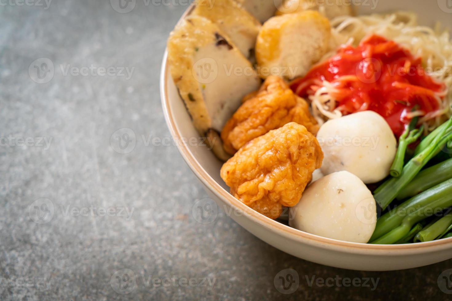 macarrão de ovo com bolinho de peixe e bolinho de camarão em molho rosa, iene ta quatro ou iene ta para - comida asiática foto