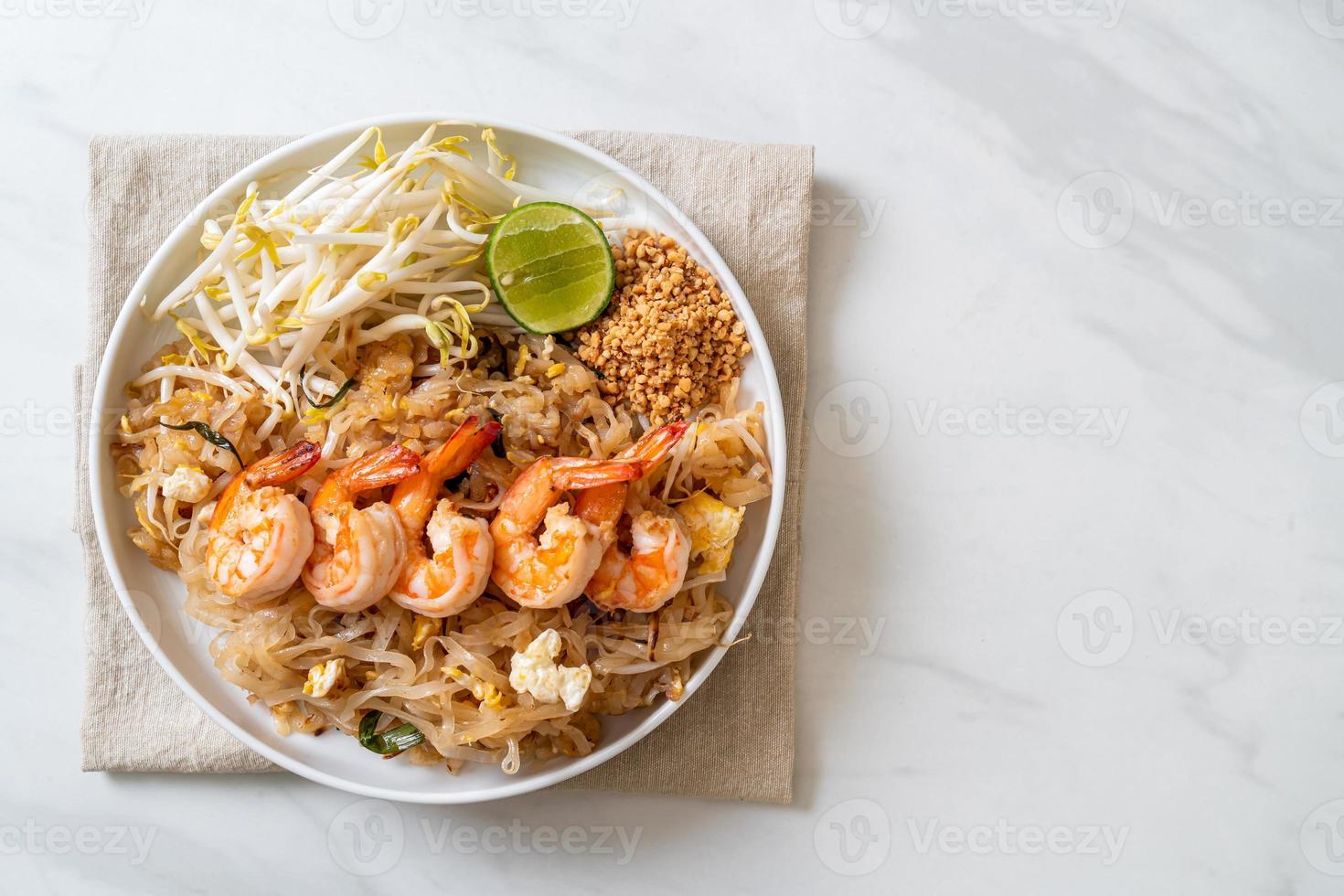 macarrão frito com camarão e couve ou pad thai - comida asiática foto